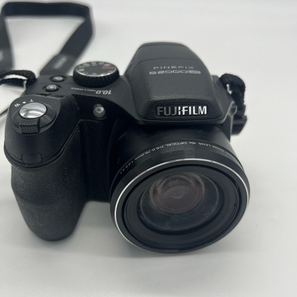 Fujifilm FinePix S2000HD 10 MP Wide Angle Digital Camera - Picture 11 of 11